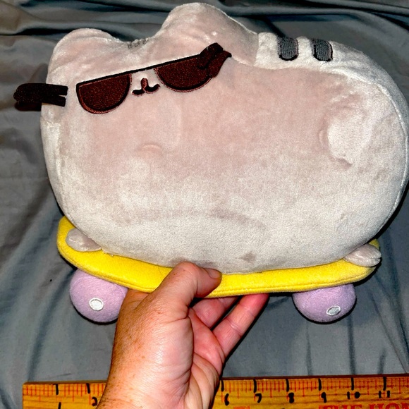 Pusheen the cat .cat on a skateboard 2018 Barnes and noble - Picture 1 of 7
